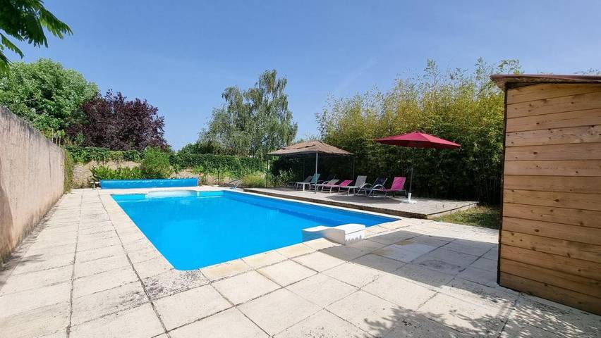 Location de vacances pour 12 personnes, avec terrasse et jardin ainsi que vue et piscine à Saint-Just-Luzac - 2