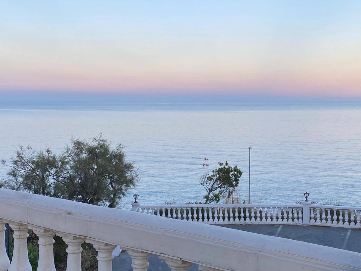 Appartement entier, Studio et son Rooftop Panoramique Privé, Saint Raphaël, Anthéor, plage et gare à Pieds in Saint-Raphaël, Massif de l'Esterel