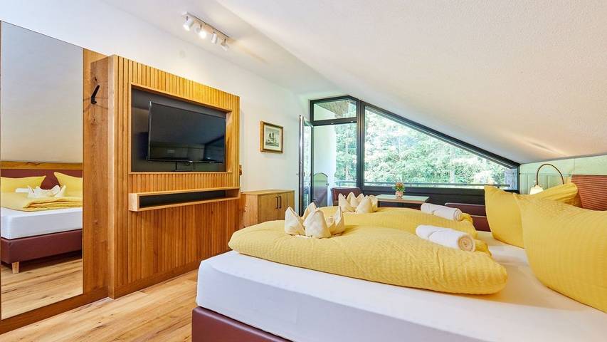 Ferienwohnung für 3 Personen, mit Sauna und Garten sowie Balkon und Ausblick in Bad Goisern am Hallstättersee