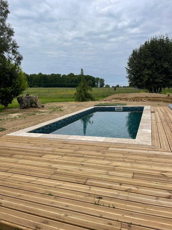 Location de vacances pour 10 personnes, avec Terrasse et Jardin ainsi que Piscine et Vue à Saint-Sulpice-d'Excideuil