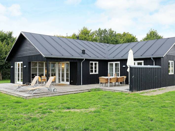 Ferieudlejning for 8 personer, med Jacuzzi og Terrasse samt Sauna i Nysted