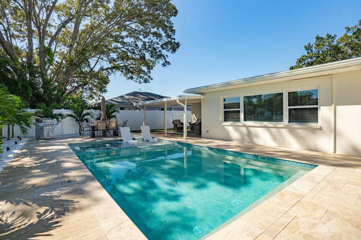 Vacation rental for 5 people, with yard and lake view as well as terrace in Clearwater