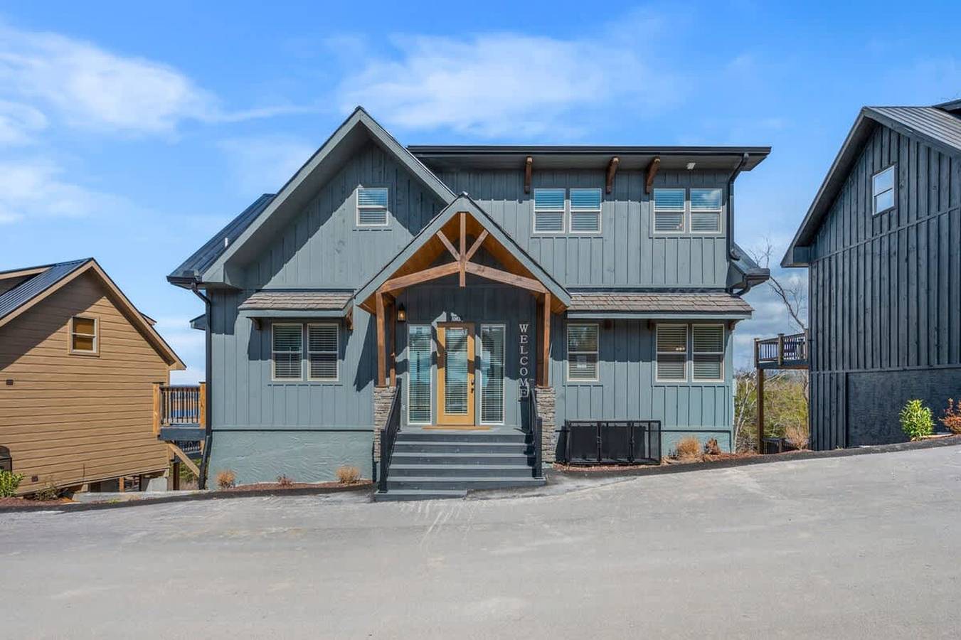 Entire apartment, New Lake Cabin Sleeps 14 Indoor Pool Hot Tub in Douglas Lake