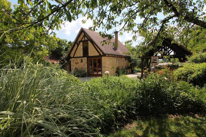 Location de vacances pour 4 personnes, avec piscine ainsi que jardin et vue, adapté aux familles à Puybrun