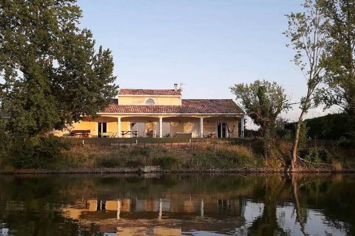 Gîte pour 8 personnes, avec jardin dans Lespinasse