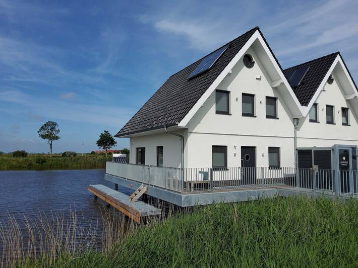 Ferienhaus für 7 Personen, mit Balkon und Terrasse sowie Seeblick in Ostfriesland