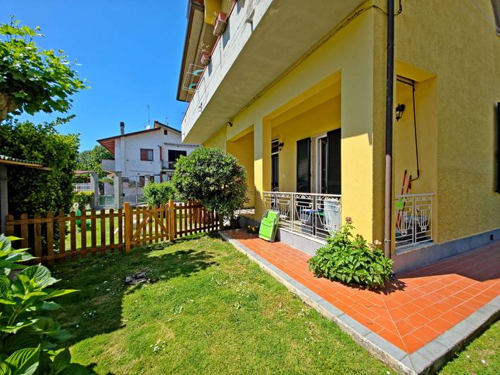 Appartamento per 5 persone, con Terrazza e Giardino a Massa