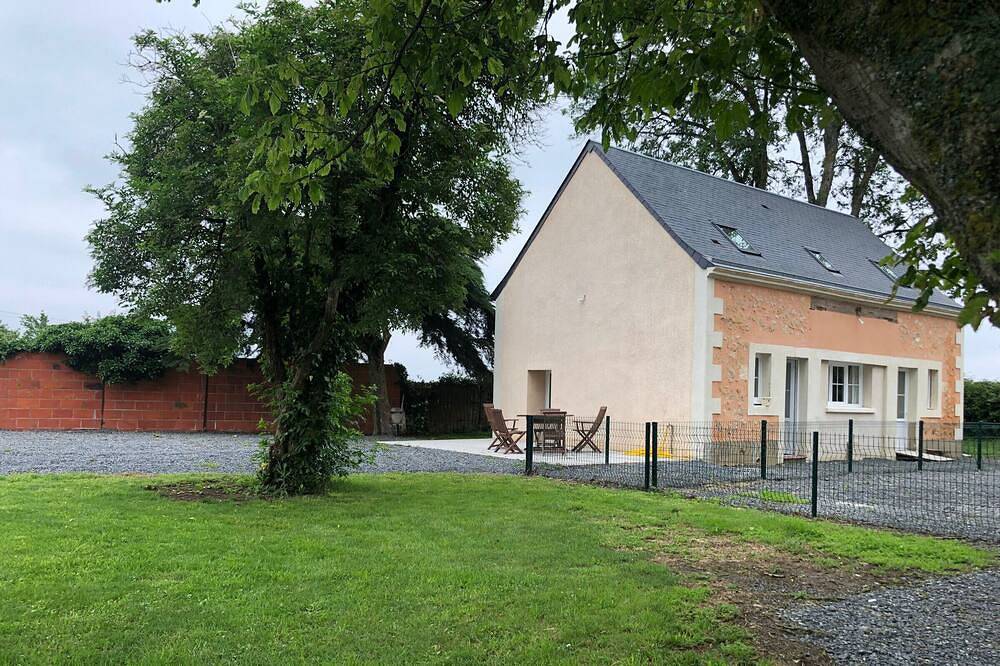 Spacieuse maison près du Mans avec jardin, idéale pour séjours pro, 4 chambres, Wi-Fi, parking in Écommoy, Sarthe