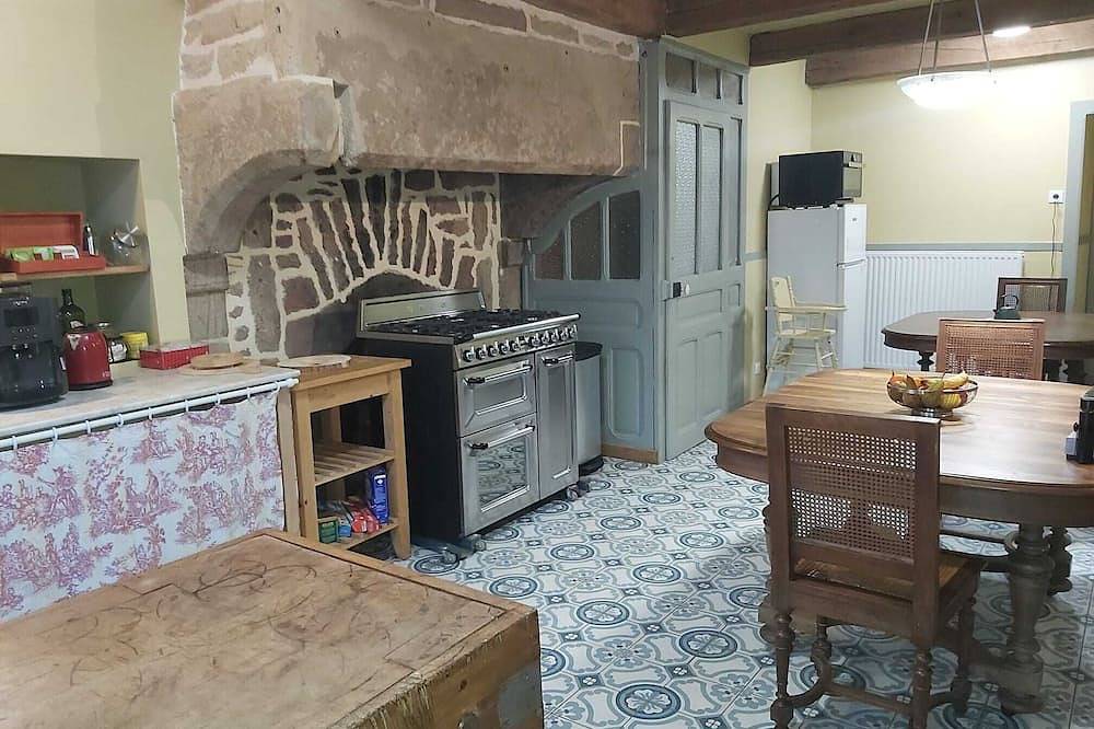 Chambre d'hôtes des Marchands dans un ancien petit hôtel de village de 1934 in Monthureux-sur-Saône, Neufchâteau