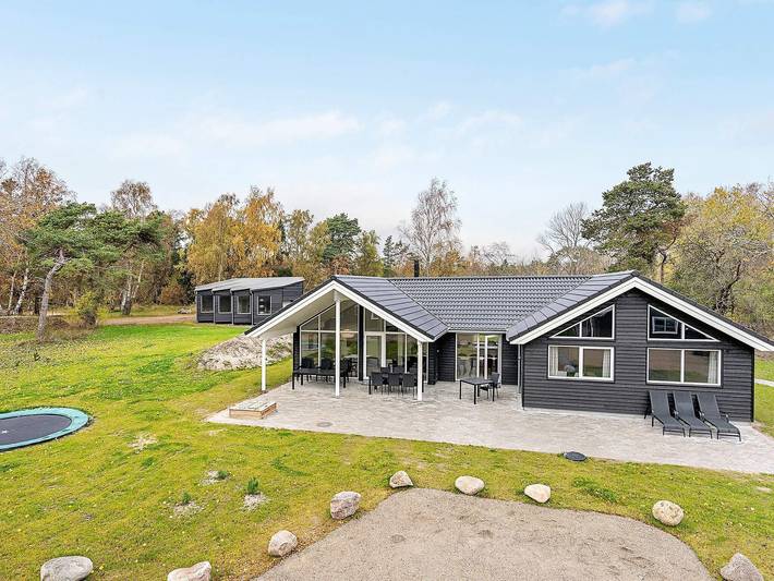 Ferienhaus für 16 Personen, mit Terrasse und Garten sowie Pool und Sauna in Marielyst