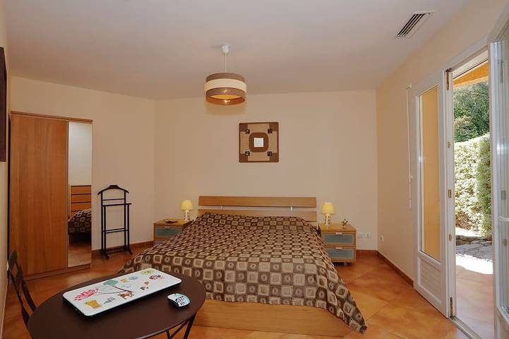 Villa lumineuse, climatisée, sur 9000m², piscine, tranquillité et repos assurés in Laroque-des-Albères, Côte méditerranéenne (France)