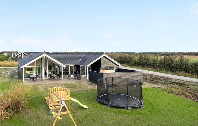 Ferienhaus für 16 Personen, mit Terrasse und Sauna sowie Garten und Pool, mit Haustier