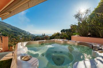 Gîte pour 4 personnes, avec jardin ainsi que jacuzzi et balcon à Menton