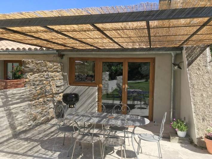 Location de vacances pour 4 personnes, avec vue ainsi que jardin et piscine à Grospierres - 3