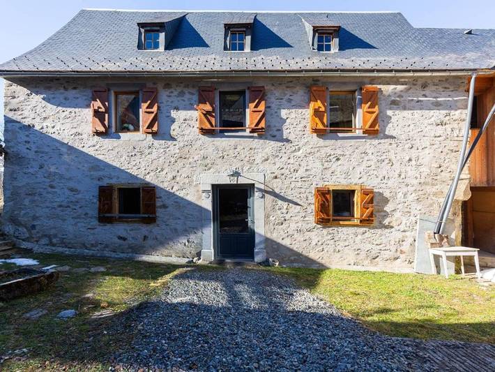 Location de vacances pour 8 personnes, avec vue sur le lac et jardin à Loudervielle
