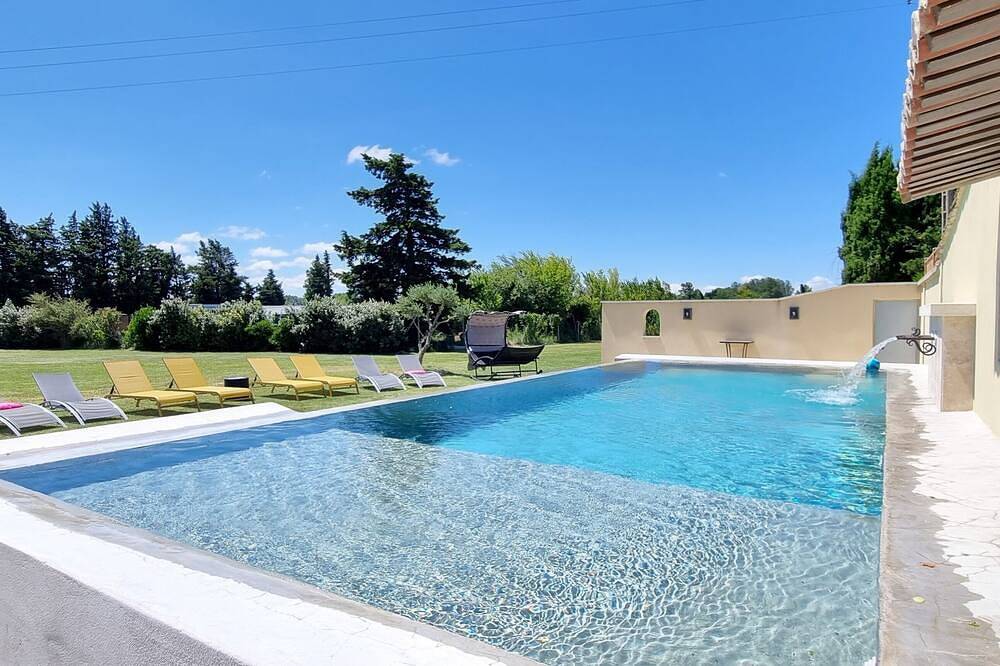 Familienbauernhaus mit Pool im Herzen der Provence, 15 Minuten von Avignon entfernt in Althen-des-Paluds, Vaucluse