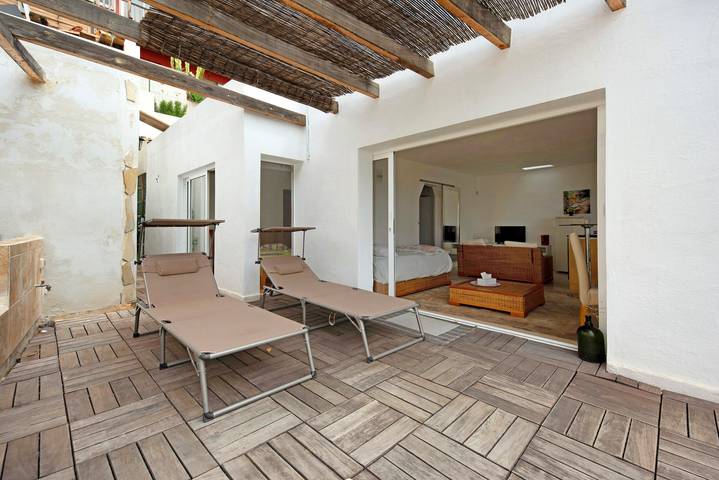 Geheel appartement, Huisdiervriendelijk vakantie-loft Doa met zeezicht, wifi en terras in San Marcos, Noord Tenerife