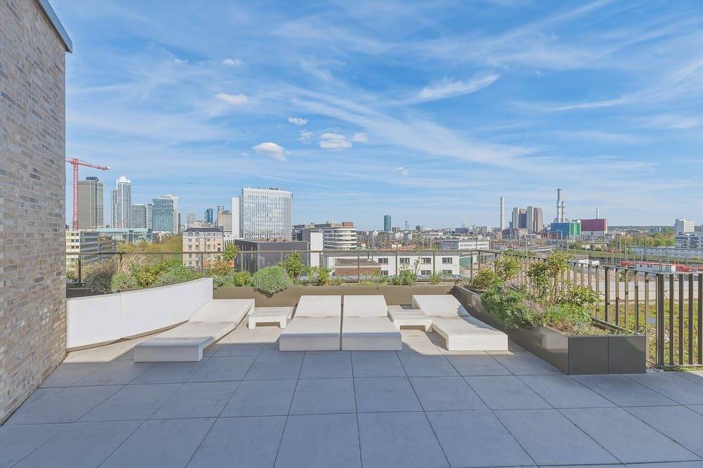 Appartamento intero, Skyline View & Free Underground Parking | Fitness Center + Rooftop Terrace in Francoforte, Hesse del Sur
