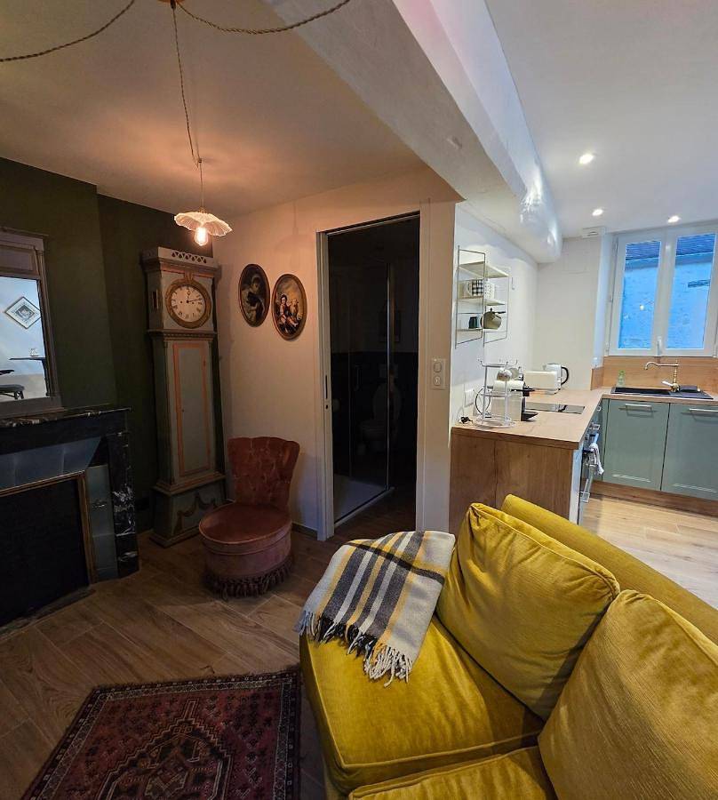 Appartement entier, La Petite Preuse, un Petit Chablis avec jacuzzi in Fontenay-près-Chablis, Région d'Auxerre