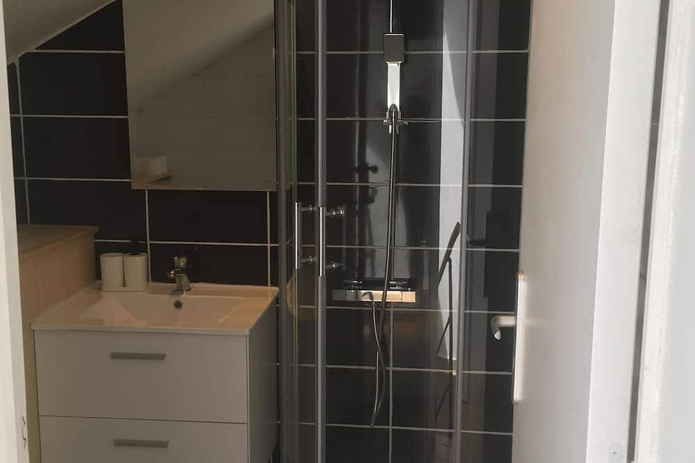 Entire apartment, Duplex with bioclimatic pergola jacuzzi in town in Tarbes, Hautes-Pyrénées
