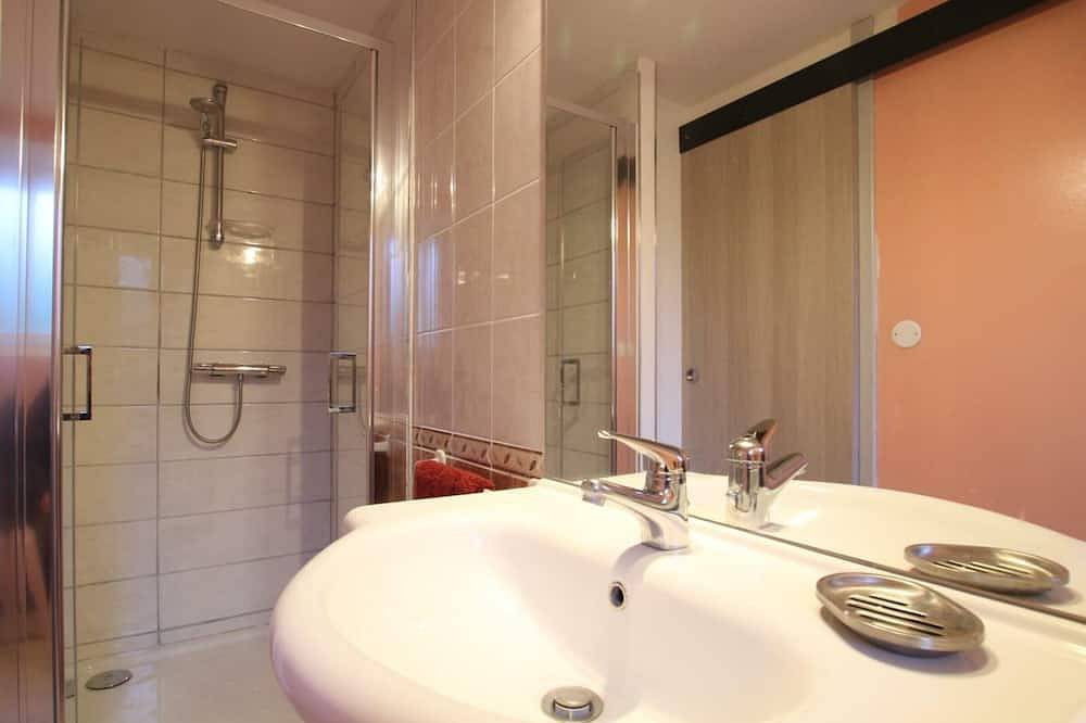 Casa acogedora con jardín privado, terraza y vistas al valle in Saint-Lô, Región de Saint-Lô