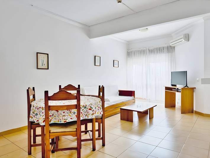 Holiday rental for 4 people, with balcony and children pool as well as garden in Portugal