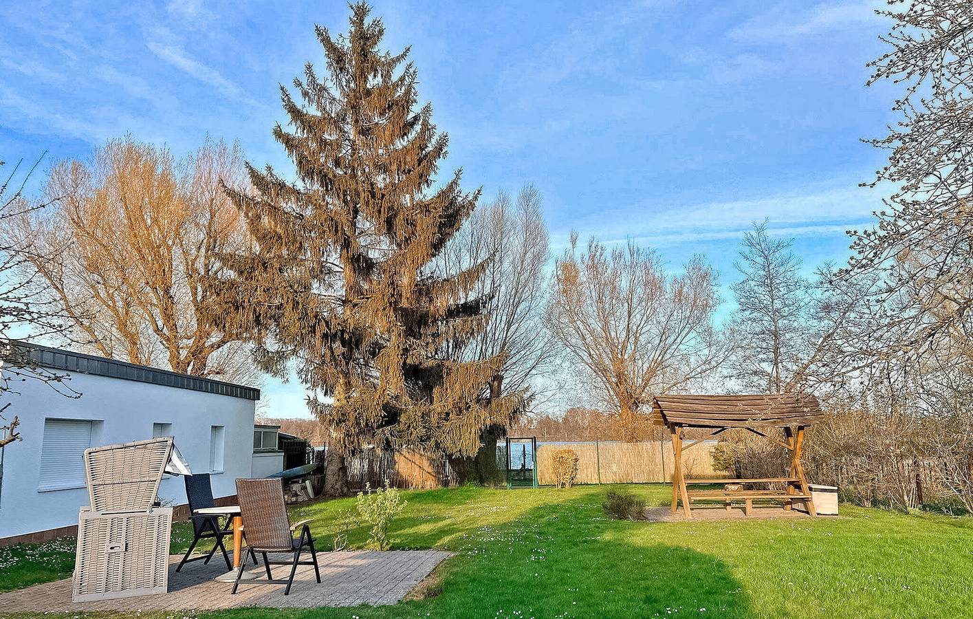 Appartement de vacances entier, Appartement en bord de mer avec parking et terrasse in Waren, Lac Müritz