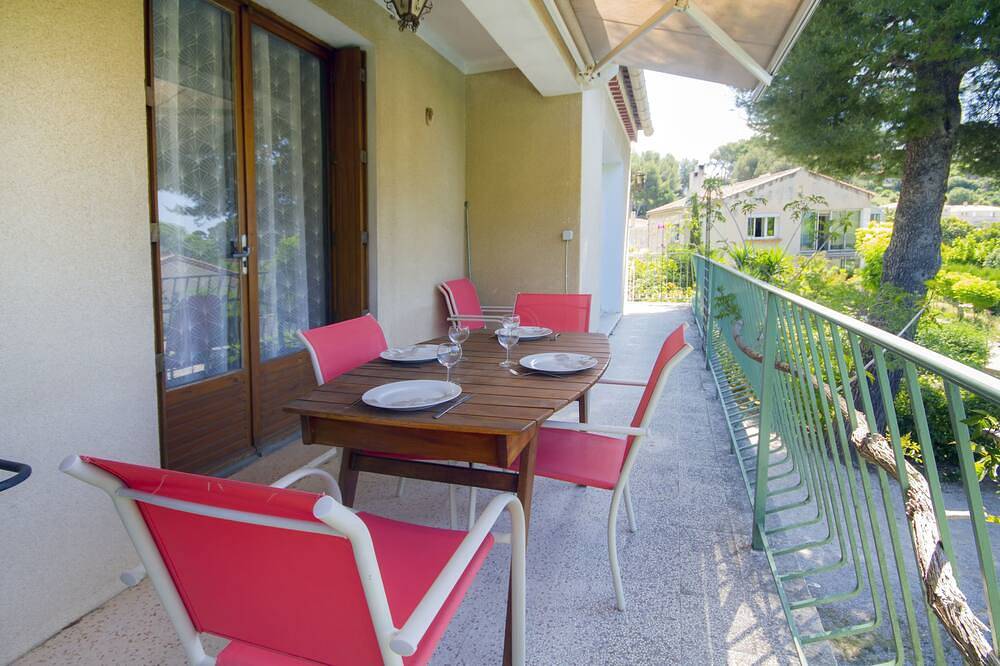Secure heated swimming pool, air-conditioned apartment in villa 800 m from the sea in La Ciotat, Marsella region