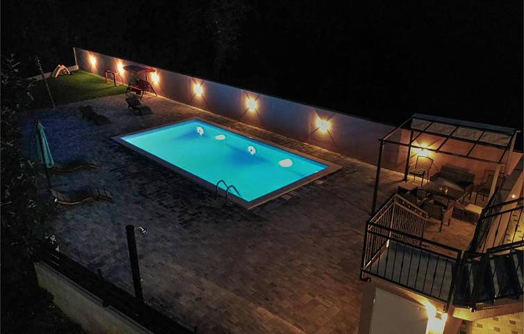 Ganze Ferienwohnung, Reizende 2-Zimmer-Wohnung mit Pool, Terrasse und 2 km Entfernung zum Fluss Matica in Imotski, Makarska Riviera