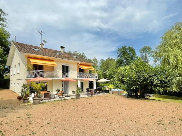 Location de vacances pour 10 personnes, avec piscine ainsi que jacuzzi et balcon dans La Chapelle-de-la-Tour - 2