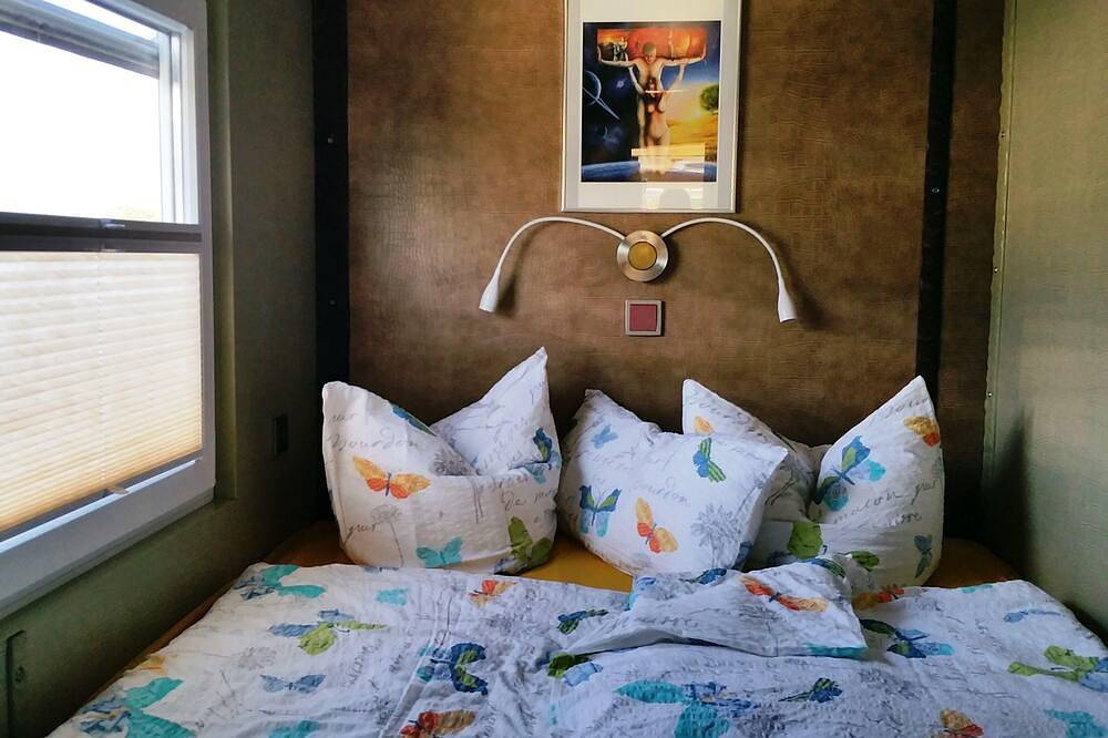 Traumhaus auf dem Wasser – Modernisiertes Hausboot 13 x 4 m in Pritzerbe, Havelsee