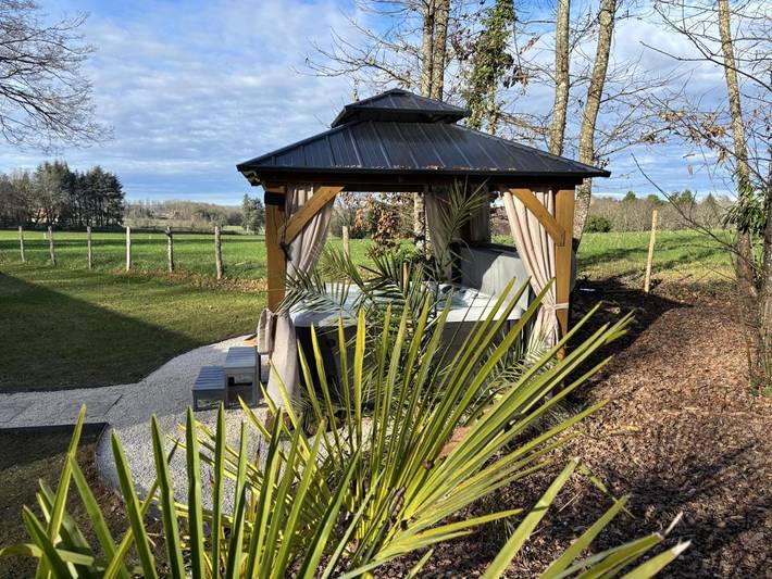 Location de vacances pour 4 personnes, avec Jacuzzi et Terrasse ainsi que Jardin et Vue à Pressignac-Vicq