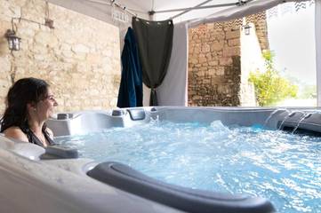 Gîte pour 2 personnes, avec jardin ainsi que jacuzzi et terrasse à Mouterre-Silly