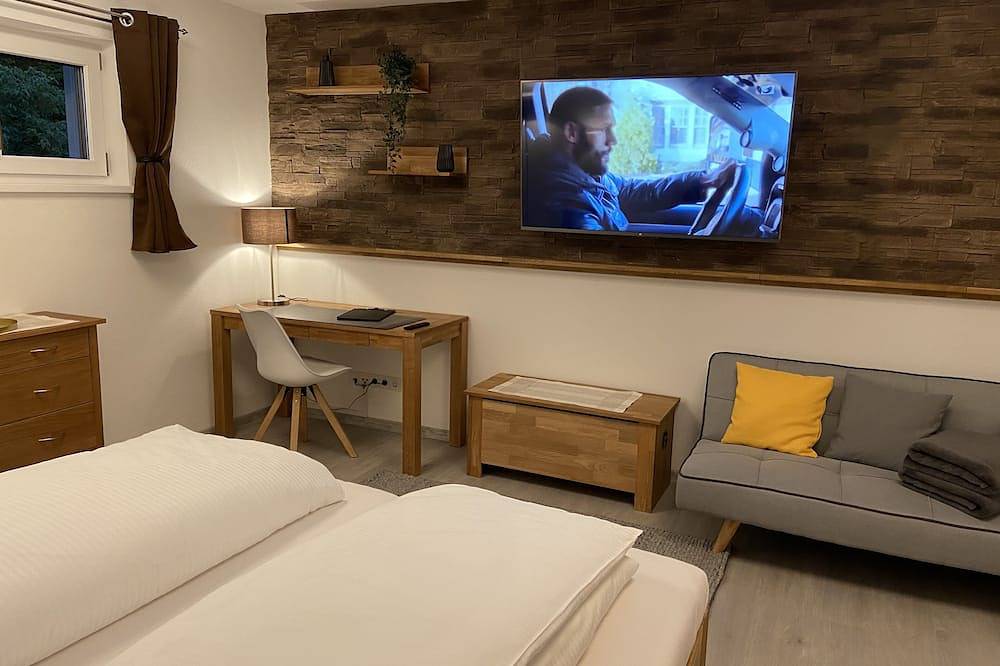 Ganze Wohnung, Ferienwohnung \"Aurelia\"\n(51 qm, 2 Zimmer mit Küche und Bad, Balkon, Wallbox) in Neubeuern, Bayerische Alpen