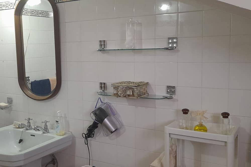 Cozy Yellow House 10m from the beach in Esmoriz, Aveiro Distrikt