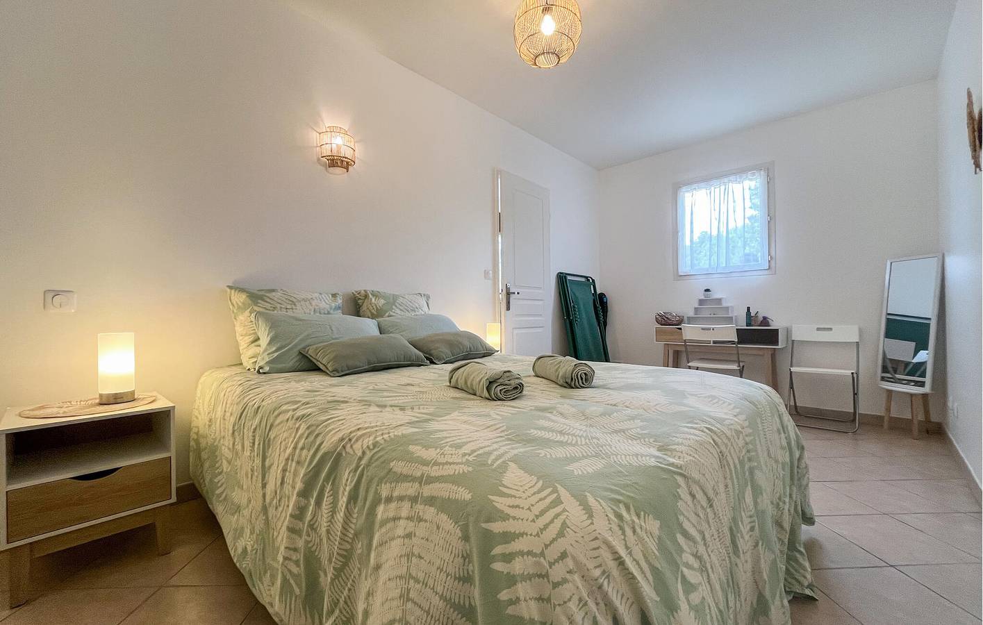 Cozy Apartment with WiFi, TV, AC & Parking, 1000m to Saint-Martin-de-Crau in Saint-Martin-de-Crau, Arles region