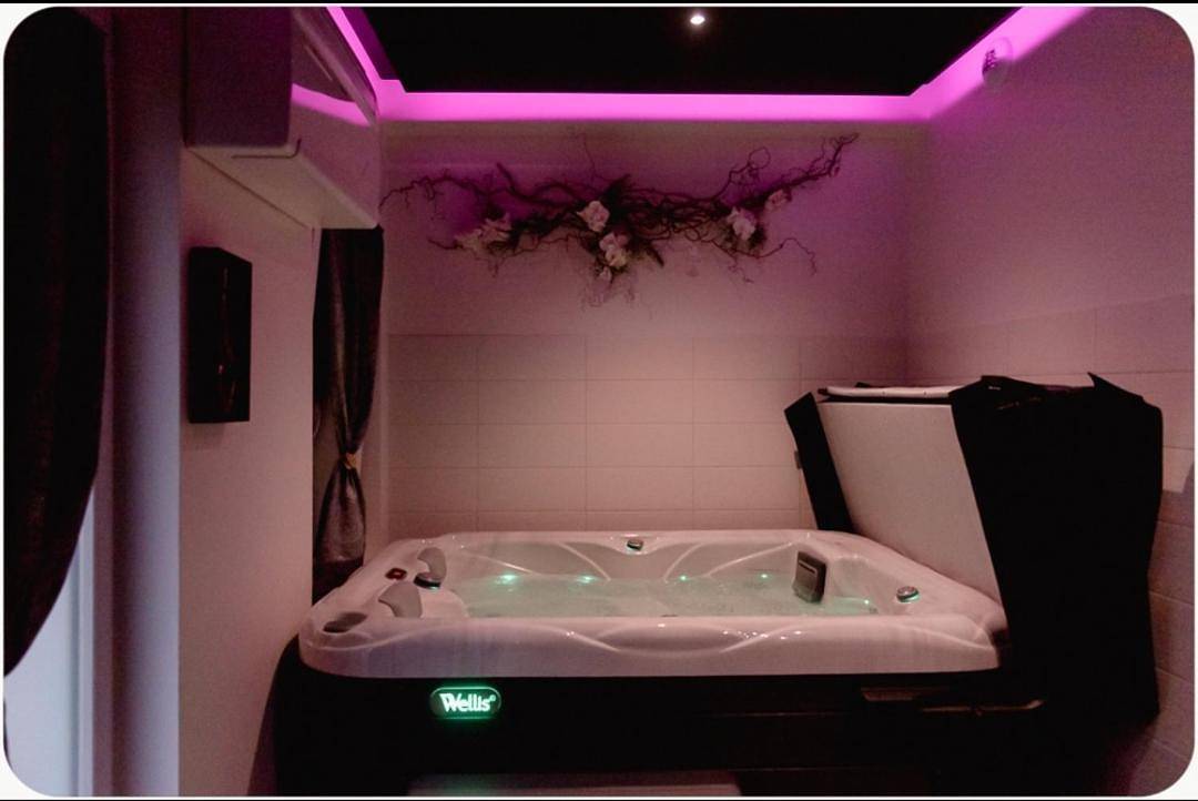 Appartement entier, Spa de la quarterelle Love Room 88 Vosges in Remiremont, Région d'Épinal