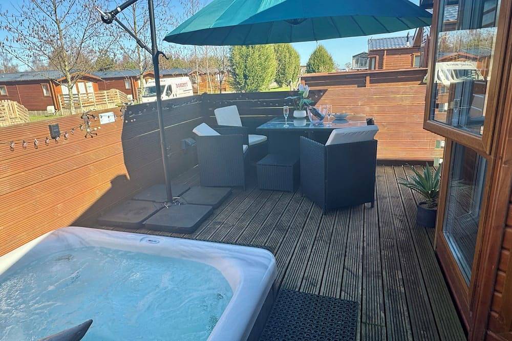 Patricia's Lodge, luxury lodge with private hot tub, Felmoor Park in Morpeth, Northumberland