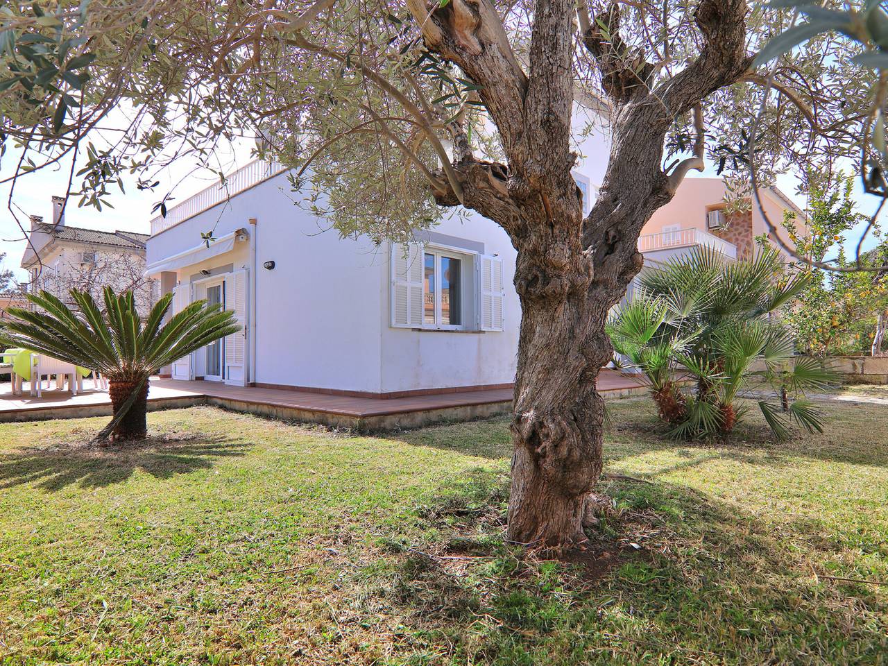 Haus mit Terrasse nahe am Strand in Playa de Muro in Playa de Muro, Muro