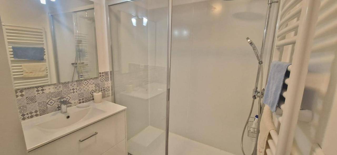 Appartement entier, One-Bedroom Apartment in Venelles, Région d'Aix-en-Provence