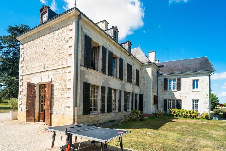 Location de vacances pour 22 personnes, avec terrasse ainsi que jardin et piscine, animaux acceptés à Prinçay