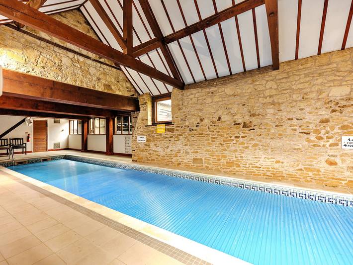 Cottage for 8 people, with Terrace and Garden as well as Pool in England, United Kingdom