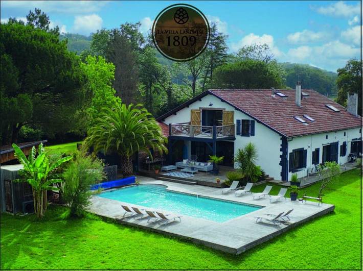 Villa pour 15 personnes, avec jacuzzi ainsi que piscine et jardin, adapté aux familles