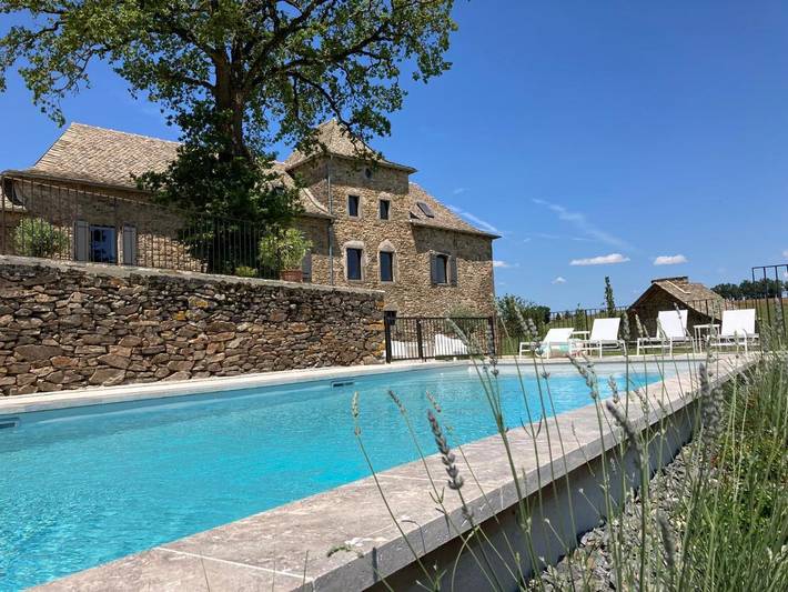 Location de vacances pour 2 personnes, avec Terrasse et Jacuzzi ainsi que Jardin et Piscine dans Castanet (Aveyron)