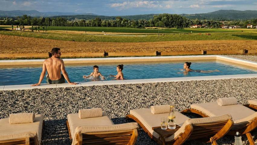 Ferienwohnung für 3 Personen, mit Ausblick und Garten sowie Sauna und Pool