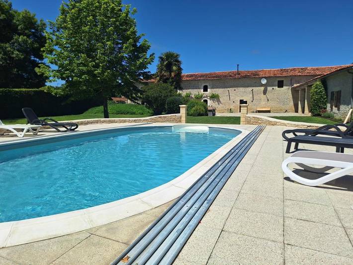 Location de vacances pour 4 personnes, avec Terrasse et Jardin ainsi que Piscine et Vue à Mons (Charente-Maritime)