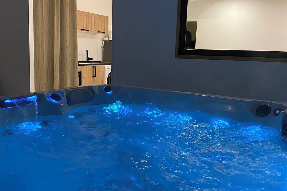 Entire apartment, Love room / private jacuzzi / exceptional accommodation in Istres, Istres region