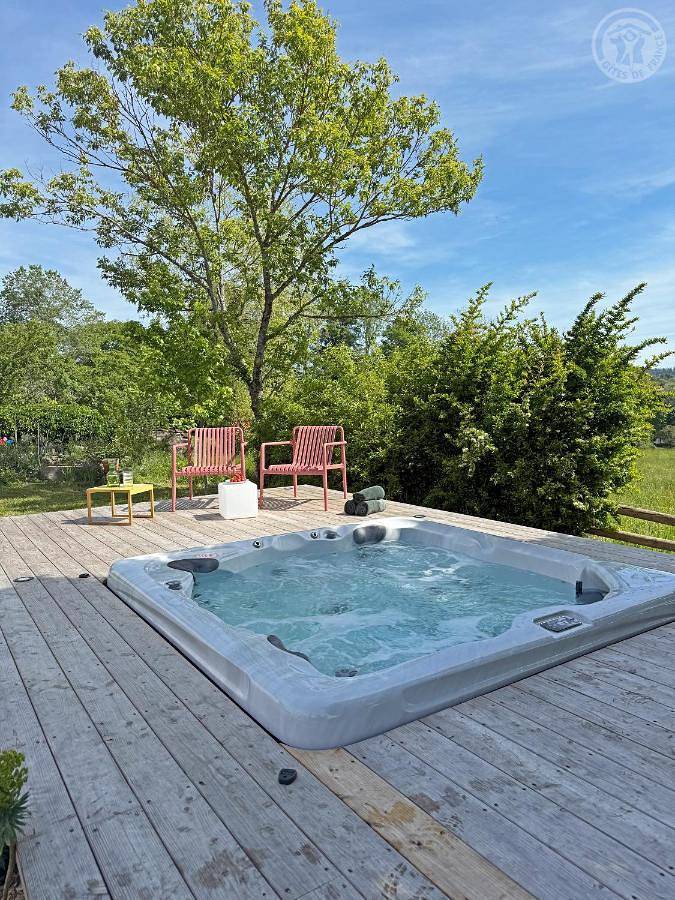 Charmante maison de famille au calme, 5 chambres, jacuzzi in Les Salles, Montbrison