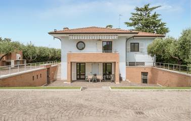 Location de vacances pour 10 personnes, avec jardin ainsi que terrasse et piscine dans Province de Rome