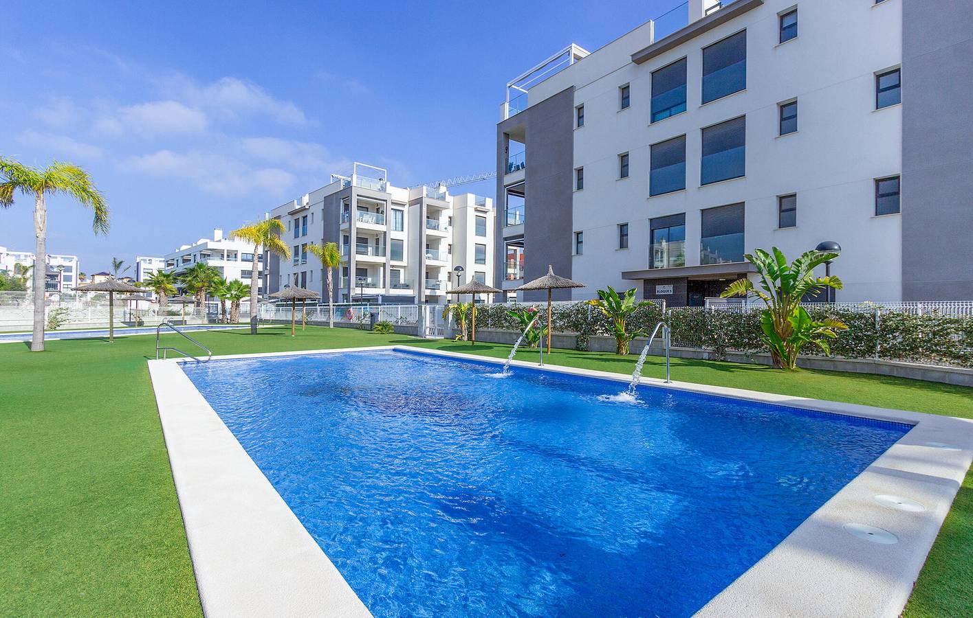 Entire holiday apartment, Modern Apartment with Pool, Terrace & WiFi, Near Fetuccini Grill in Panorama Golf, Orihuela